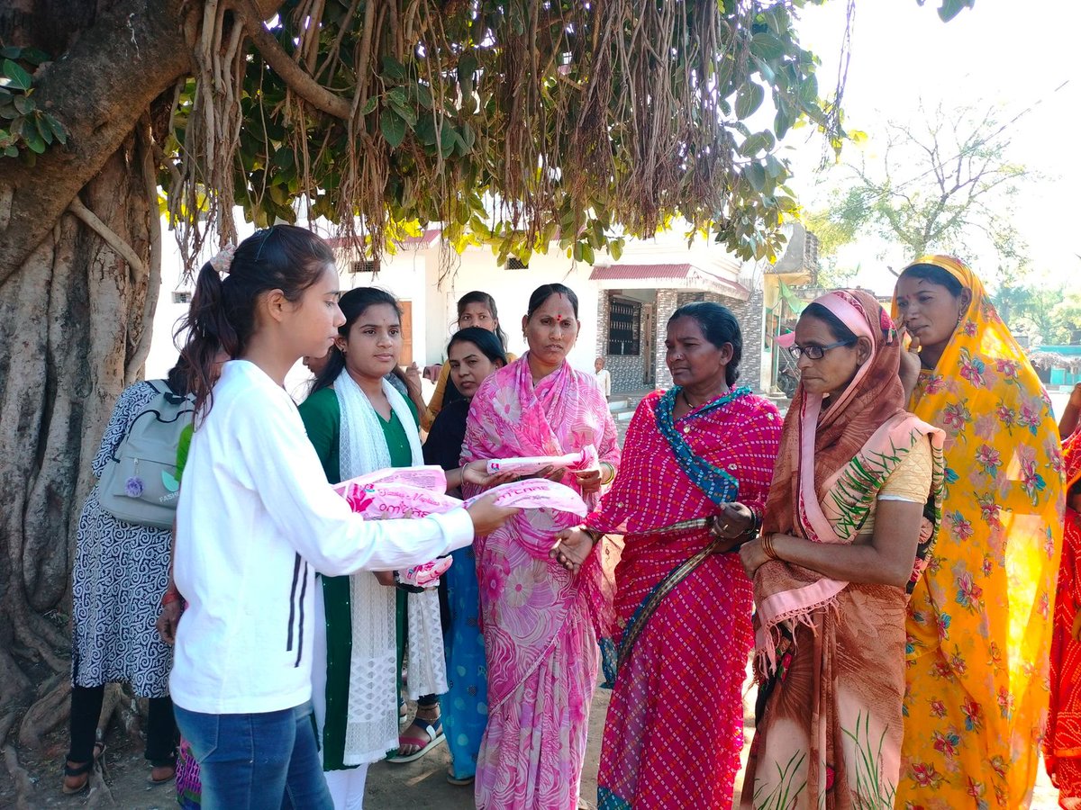 abvpmalwa_mp's tweet image. आज ब्रह्मपुर जिले की नेपानगर इकाई द्वारा सेवार्थ विद्यार्थी (SFS) के माध्यम से स्थानीय बस्ती में ऋतुमति अभियान के अन्तर्गत सैनिटरी पैड्स का वितरण कर महिलाओं एवं छात्राओं को स्वास्थ्य संबंधित जानकारी दी गई ।