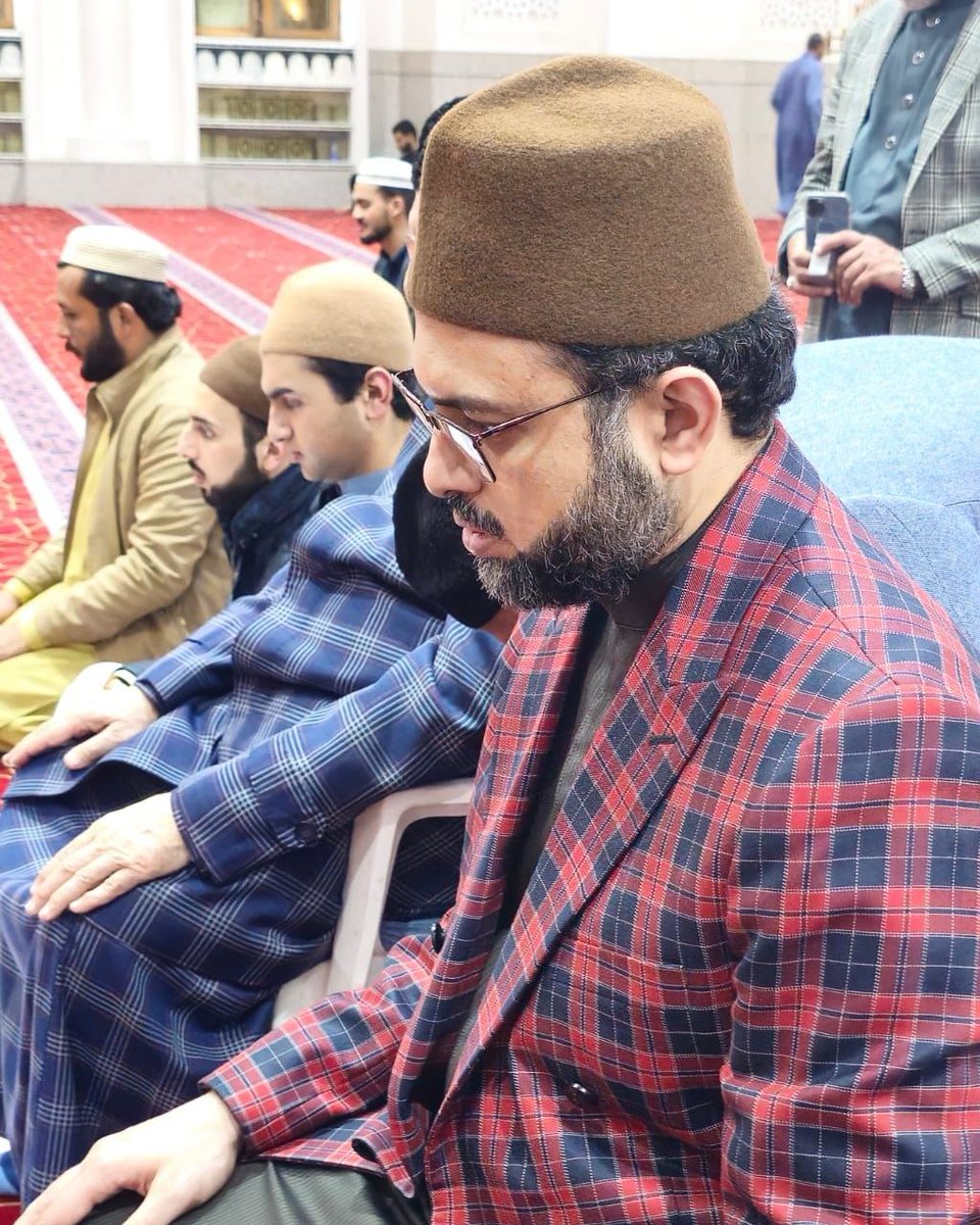 مدینہ منورہ: چیئرمین سپریم کونسل منہاج القرآن انٹرنیشنل ڈاکٹر حسن محی الدین قادری نے شیخ الاسلام ڈاکٹر محمد طاہر القادری دامت برکاتہم العالیہ کے ہمراہ سبعہ مساجد کی زیارت کی اور نوافل ادا کئے۔ اس موقع پر صاحبزادہ شیخ حماد مصطفیٰ المدنی القادری اور صاحبزادہ شیخ احمد مصطفیٰ العربی