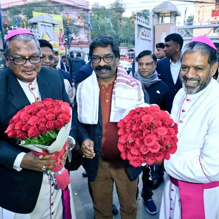आर्चबिशप फेलिक्स टोप्पो से मिले CM हेमंत सोरेन, क्रिसमस की दी बधाई- CM Hemant Soren meets Archbishop Felix Toppo, congratulates him on Christmas