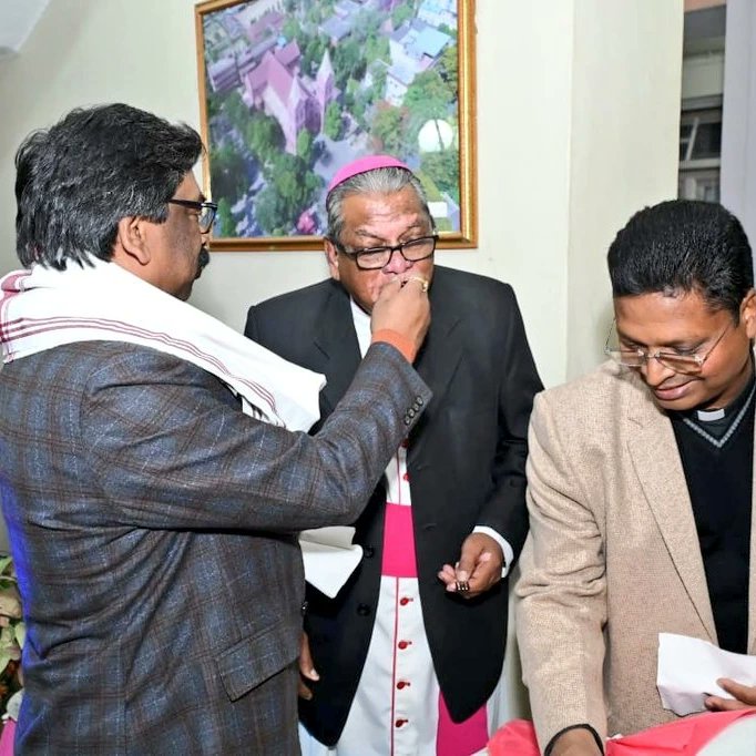 आर्चबिशप फेलिक्स टोप्पो से मिले CM हेमंत सोरेन, क्रिसमस की दी बधाई- CM Hemant Soren meets Archbishop Felix Toppo, congratulates him on Christmas