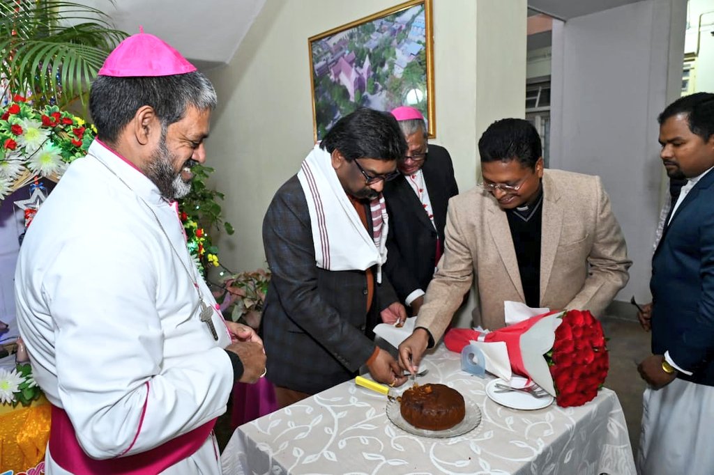 आर्चबिशप फेलिक्स टोप्पो से मिले CM हेमंत सोरेन, क्रिसमस की दी बधाई- CM Hemant Soren meets Archbishop Felix Toppo, congratulates him on Christmas