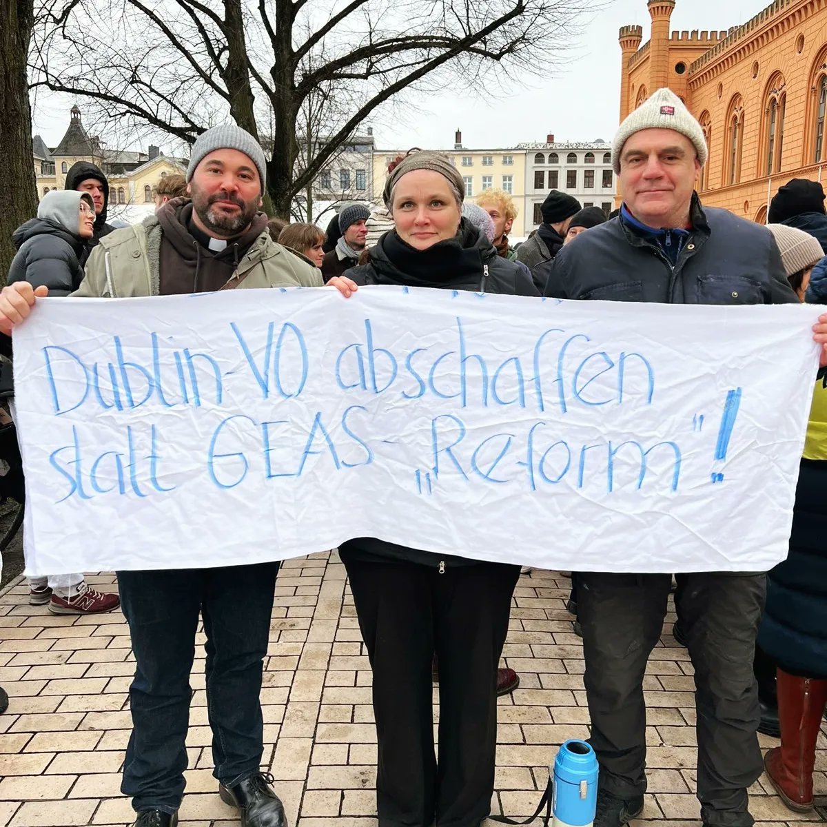 unteilbarMV's tweet photo. Wir haben gegen den brutalen Abschiebeversuch zweier Familienmitglieder einer afghanischen Familie protestiert, die aus dem Kirchenasyl herausgerissen wurden! Es ist der erste Bruch von Kirchenasyl in Mecklenburg-Vorpommern. https://t.co/zG35OzhVU4