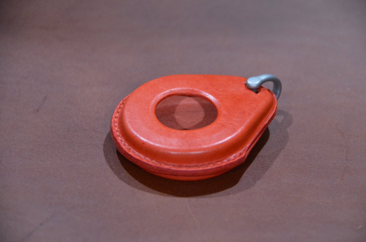NATSGoods's tweet photo. RED EDITION leather key fob cover for Harley-Davidson 

HANDMADE IN THE USA

#harley #harleydavidson #harleydavidsonmotorcycles #harleylife #biker #bikerlife #bikergirl #bikersofinstagram #keychain #keychains #leather #leathercraft #handmade #usa 

 https://t.co/QMTPglNY1x https://t.co/nIo060hFIW