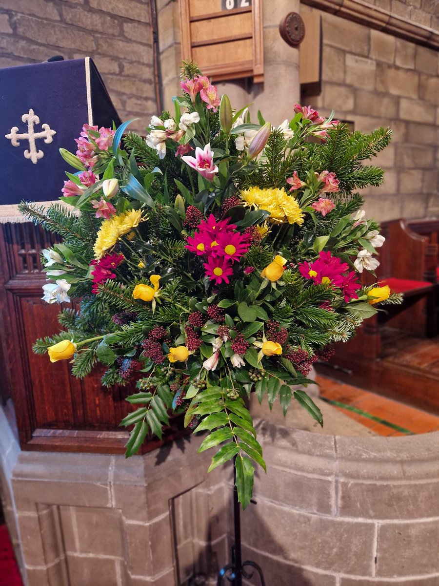 stleonardsvicar's tweet photo. Thank you to the team this morning that have made church look as beautiful as ever 🌹🌻 https://t.co/aRF5uqhdhn