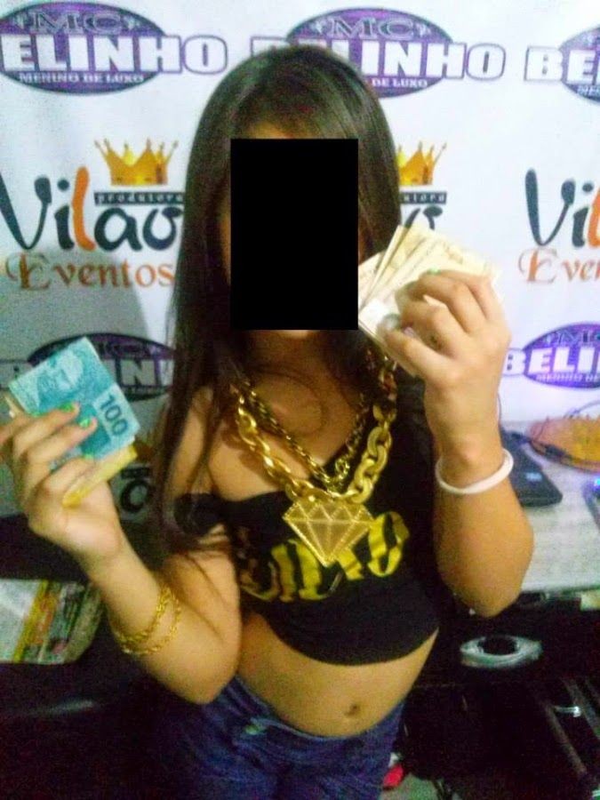 o54316530's tweet photo. prato cheio pra pedófilo / mulher adulta

- pedófilo quer adultilizar e erotizar crianças
- associar coisas fofas e femininas a infantilidade é o mais puro suco da misoginia
- nunca nem vi criança se vestir igual a moça da segunda imagem https://t.co/3ZvIcxdPZi
