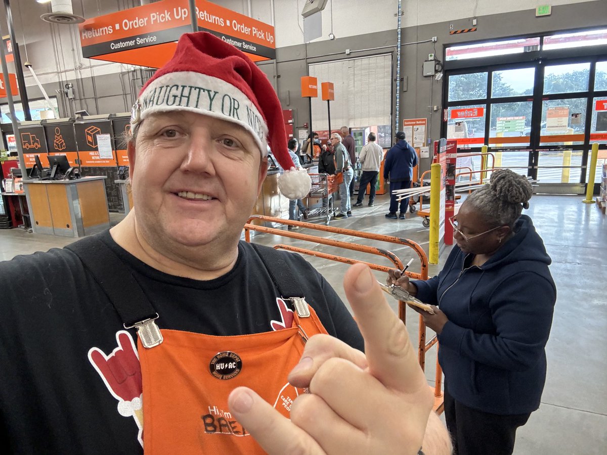 PowellBjp4867's tweet photo. ⁦@yssy1551⁩ time to jingle bell, jingle bell jingle bell rock the home installations at 0243! Merry Christmas! 🤘🏻🎄🎁🤘🏻 https://t.co/i2abFc0OPU
