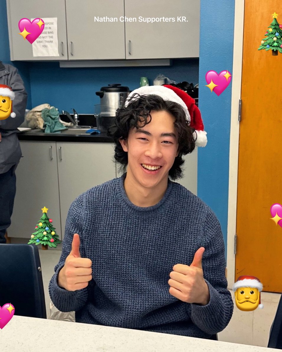 nathanchen_KOR's tweet photo. ❤🧑‍🎄 MERRY CHRISTMAS 
      TO ALL NATHAN FANS! 🧑‍🎄💚

항상 선물같은 존재인 네이든에게 크리스마스 선물과 코멘터리북도 전달 완료! 🎁

#NathanChen https://t.co/plu5zkSKxv
