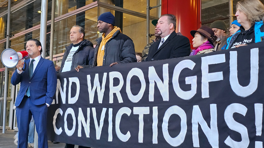Sarah Chu, Director of Policy and Reform at The Perlmutter Center for Legal Justice at Cardozo Law, joined advocates on Dec. 21 calling on Gov. Hochul to sign the Challenging Wrongful Convictions Act

📰 brnw.ch/21wFziy

#CardozoLaw | #JusticeForAll