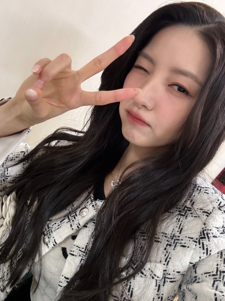 OUI_ent's tweet photo. 버디와 함께하는 지금 이 순간이 소원에게는 선물이랍니다🤍
소원이와 함께 따듯한 크리스마스 보내보아요! 내일 만나요 버디💜

#김소원 #KIMSOWON https://t.co/4afvGWJsnz