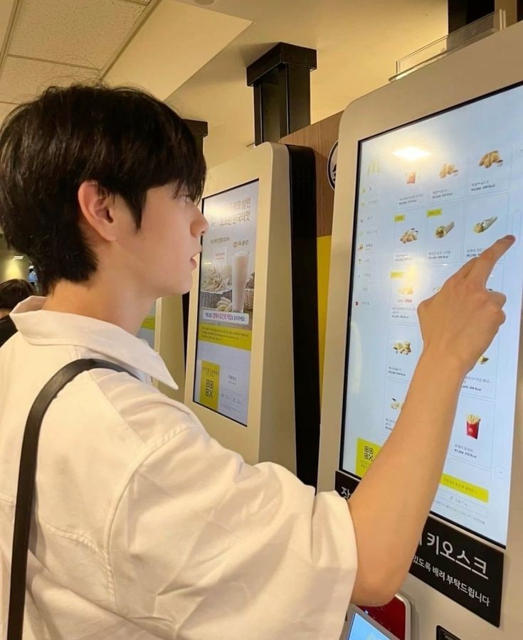 eloquestlydae's tweet image. bro really graduated with PhD in the Bachelor Degree of Boyfriendism