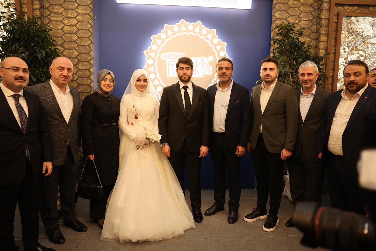 AKgencDarica's tweet photo. Kocaeli Milletvekilimiz Sayın Sami Çakir'ın oğlu Salih Çakır&amp;Hacer Başer kızımızın düğün cemiyetine İlçe Başkanımız Köksal Şakar, Belediye Başkanımız Muzaffer Bıyık, Gençlik Kolları Başkanımız Mehmet Arslan ve Kadın Kolları Başkanımız Selma Gülenç ile birlikte katılım sağladık. https://t.co/SjHCaKiK4Q