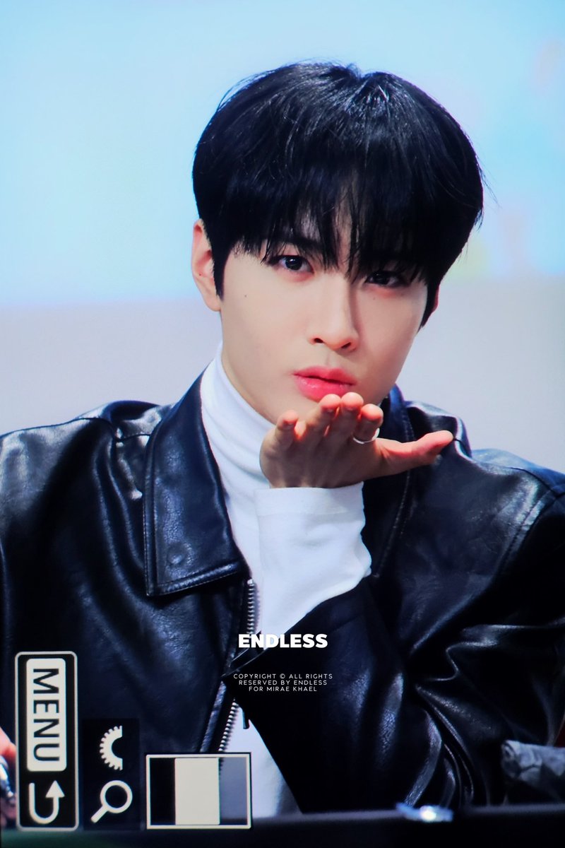 Endless_KL's tweet photo. 231223 스펀지뮤직

#미래소년 #MIRAE #카엘 #KHAEL #L_E https://t.co/OlxO5Pycmo