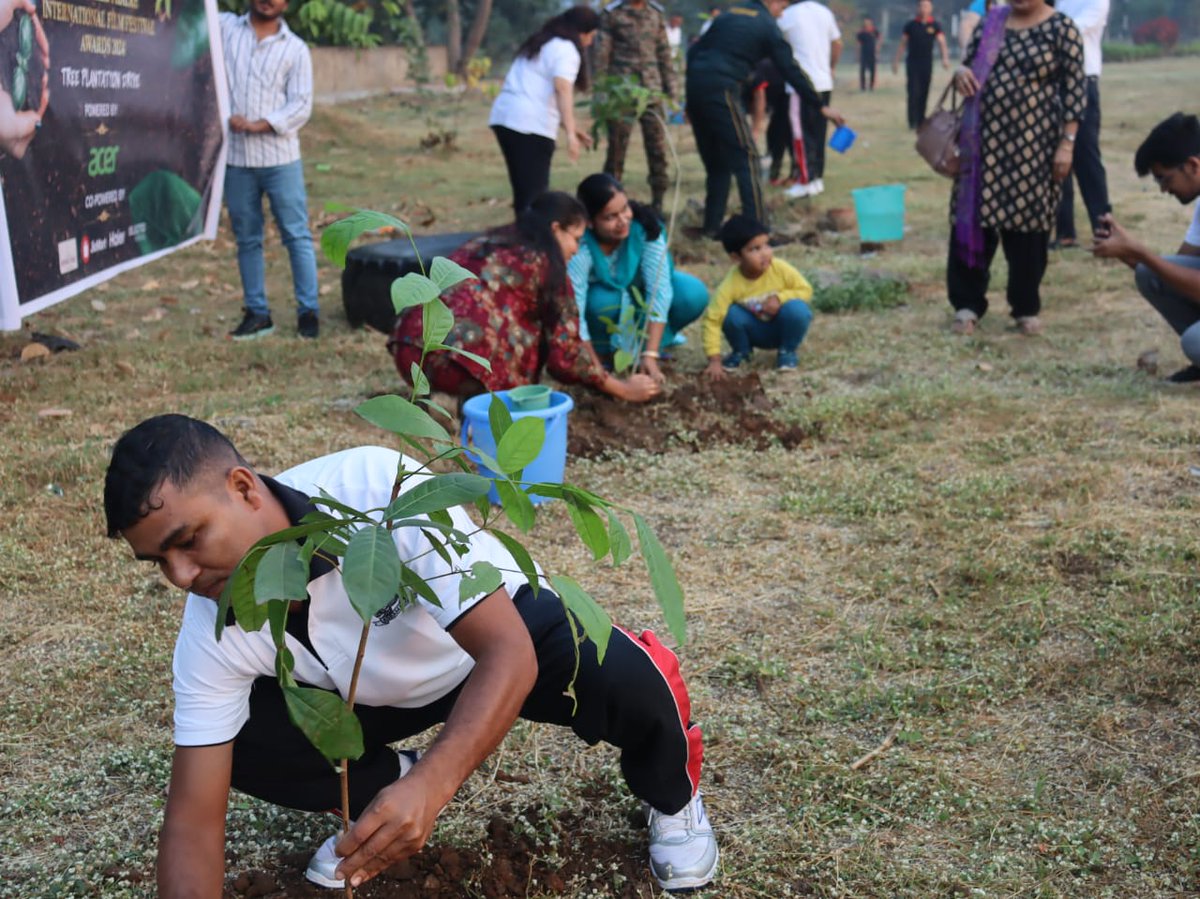 DefPROMumbai's tweet photo. Under the aegis of HQ MG&G Area #Mumbai, the Garrison Battalion in collaboration with Dadasaheb Phalke Foundation, organised a #TreePlantation drive. The Army personnel and their families planted a 100 saplings in the Colaba Military Station.
#Care4Environment
#OneEarthGreenEarth https://t.co/P6owN5q7Hx