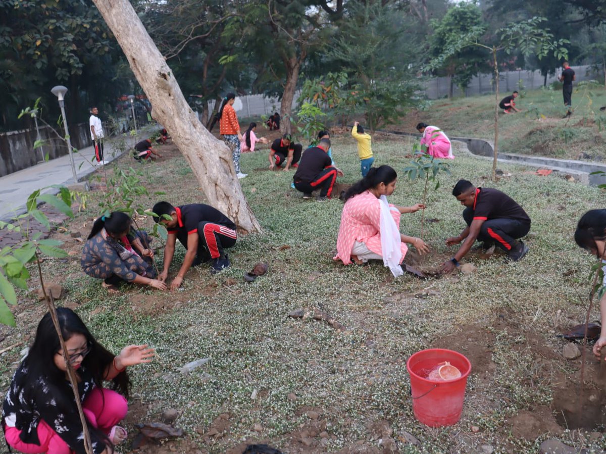 DefPROMumbai's tweet photo. Under the aegis of HQ MG&G Area #Mumbai, the Garrison Battalion in collaboration with Dadasaheb Phalke Foundation, organised a #TreePlantation drive. The Army personnel and their families planted a 100 saplings in the Colaba Military Station.
#Care4Environment
#OneEarthGreenEarth https://t.co/P6owN5q7Hx