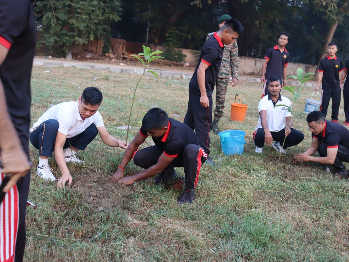 DefPROMumbai's tweet photo. Under the aegis of HQ MG&G Area #Mumbai, the Garrison Battalion in collaboration with Dadasaheb Phalke Foundation, organised a #TreePlantation drive. The Army personnel and their families planted a 100 saplings in the Colaba Military Station.
#Care4Environment
#OneEarthGreenEarth https://t.co/P6owN5q7Hx