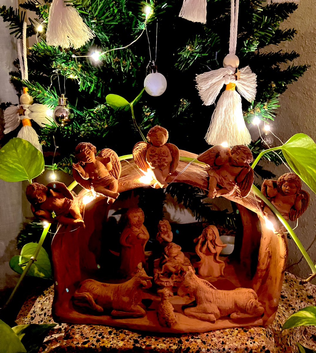 “Yo vengo de ver, Antón,
un niño en pobrezas tales,
que le di para pañales
las telas del corazón”
                                          Lope de Vega