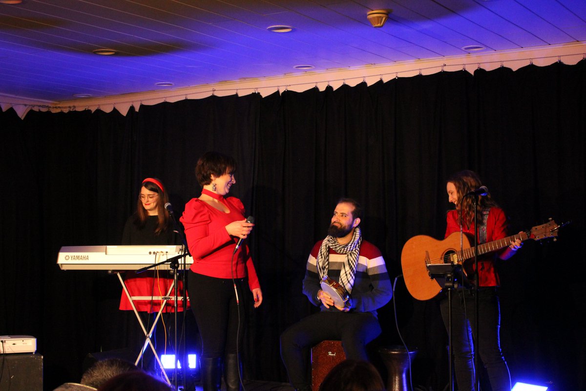 FreieBuehneJena's tweet photo. Umgeben von der Musik der „Zwei Stimmen“, dem sich unmittelbar daran anschließenden Karaokeabend des 16. und der Countrygruppe „Hot Wing Ramblers“ die am 18. das Haus bis zum Anschlag füllten, zeigte Penelope Schneider am 17. ihr berührendes Theaterstück „Einladung Wegzusehen“. https://t.co/VuODKk4t1A