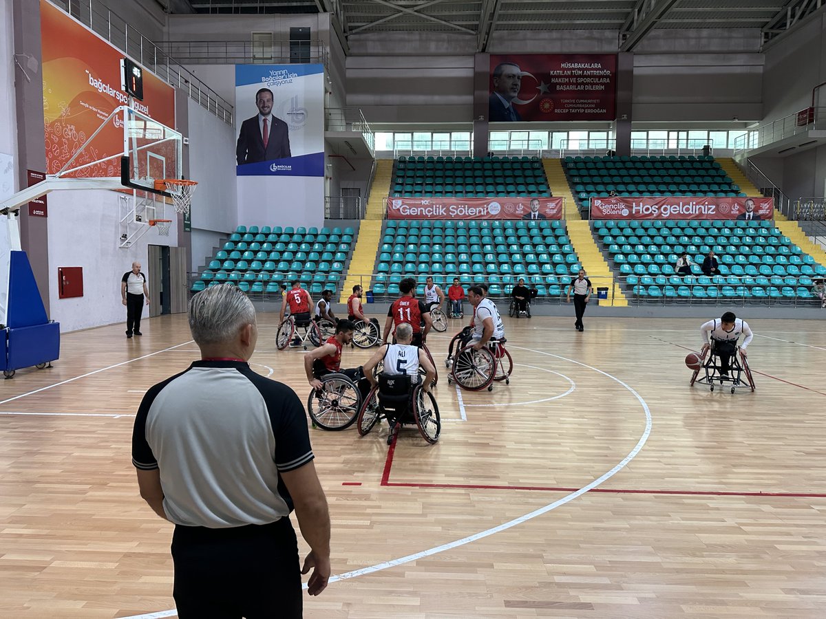 hamzadogan34's tweet photo. Bağcılar Belediyesi Tekerlekli Sandalye Basketbol takımımız İlk yarının son maçında T.S.K takımını 62-54 yendi. Sporcularımızı ve hocamızı tebrik ediyoruz. Maçta Şehitlerimiz için saygı duruşunda bulunduk. Aziz Şehitlerimize Allah Rahmet eylesin. 
@BagcilarBld @abdullahozdemir https://t.co/H61u5bGURT