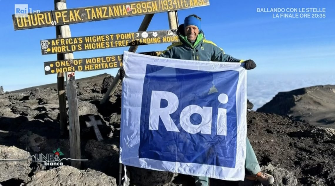 Massimiliano Ossini ha portato la bandiera della Rai sulla vetta del Kilimangiaro #LineaBianca