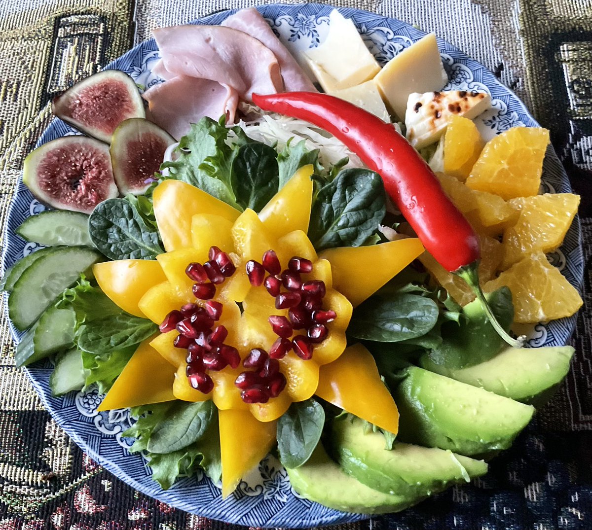 The day is a minute longer today in Kouvola. We have daylight for 7:43 here and in Lapland the kaamos continues until January 18.
For hubby’s gluten-free breakfast: baby spinach, bell pepper, pomegranate, cucumber, fig, smoked ham, cheeses, orange, avocado, cabbage and a chilli!