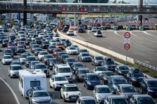 CerfiaFR's tweet image. 🇫🇷🛣️ FLASH | Il y avait 900 kilomètres de bouchons cumulés à 12h ce samedi 23 décembre. #OnEstPasEnsemble