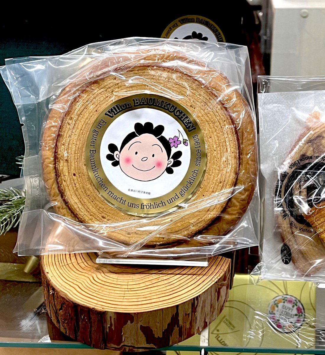 ryooory's tweet photo. バウムクーヘン　サザエさん　#洋菓子ヴィヨン　1965年創業　#ヴィヨン #バウムクーヘン #桜新町 #世田谷 #クリスマス #お土産 #サザエさん #長谷川町子 #ケーキ https://t.co/B5DHcbFLZ7