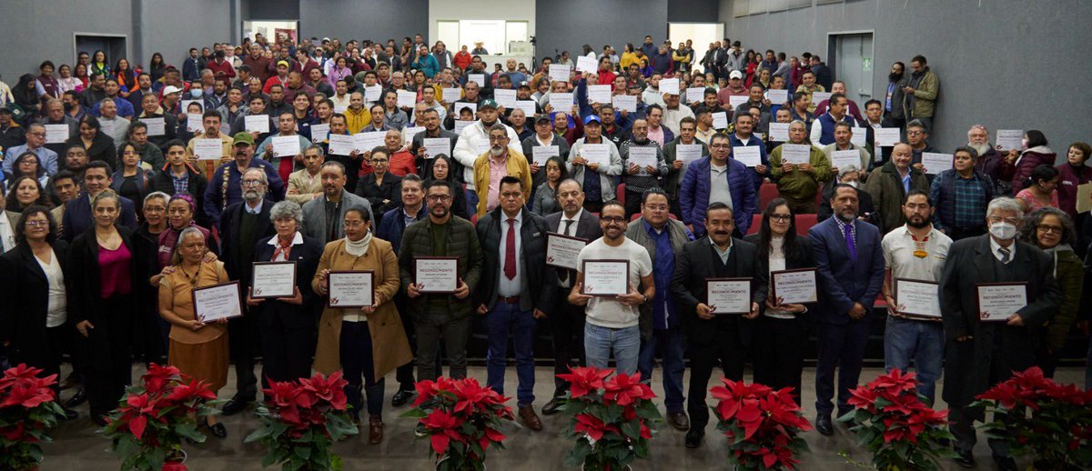 MGChalco's tweet photo. Recibí el reconocimiento Pioneros del Agua, que otorga la @agua_edomex, por el manejo responsable de los recursos en el #ODAPASChalco, como nunca en la historia, hemos realizado más de 300 obras  hidráulicas para llevar el agua y drenaje a miles de familias de nuestro municipio. https://t.co/MMdfMX7IIN