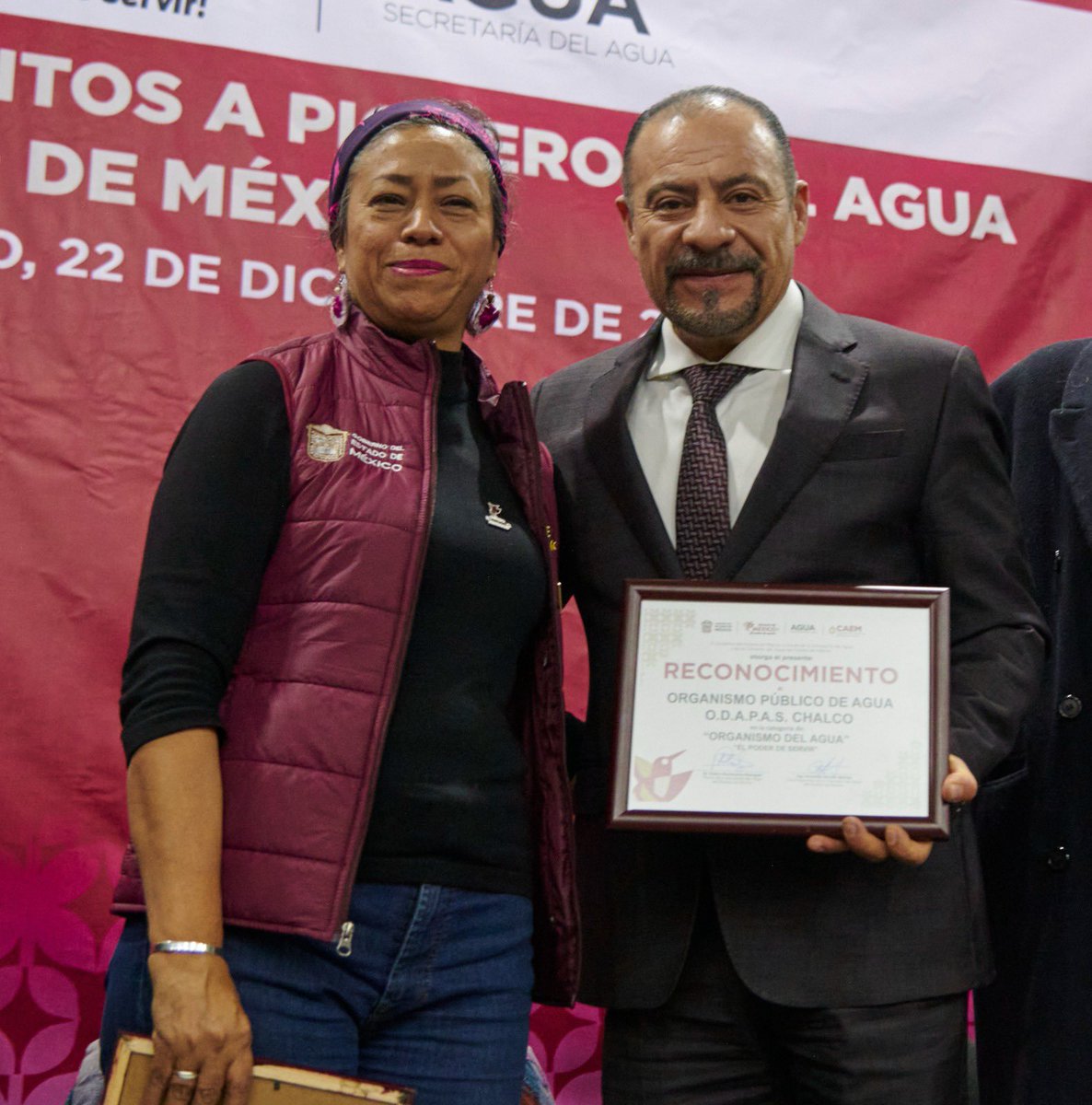 MGChalco's tweet photo. Recibí el reconocimiento Pioneros del Agua, que otorga la @agua_edomex, por el manejo responsable de los recursos en el #ODAPASChalco, como nunca en la historia, hemos realizado más de 300 obras  hidráulicas para llevar el agua y drenaje a miles de familias de nuestro municipio. https://t.co/MMdfMX7IIN