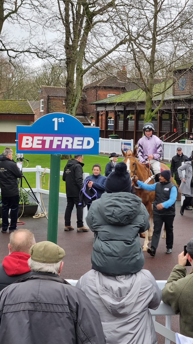 money_rider's tweet image. Our Glyn is Happy owner today as #IssuingAuthority won at the 2nd attempt over Chase Fences at 12:20 @haydockraces, sound round of Jumping &amp;amp; a cool/patient ride under James Bowen

Congrats to our @GlynVinall, all the other @ownersgroupuk members, @sevenbarrows &amp;amp; ofc @james_bowen_