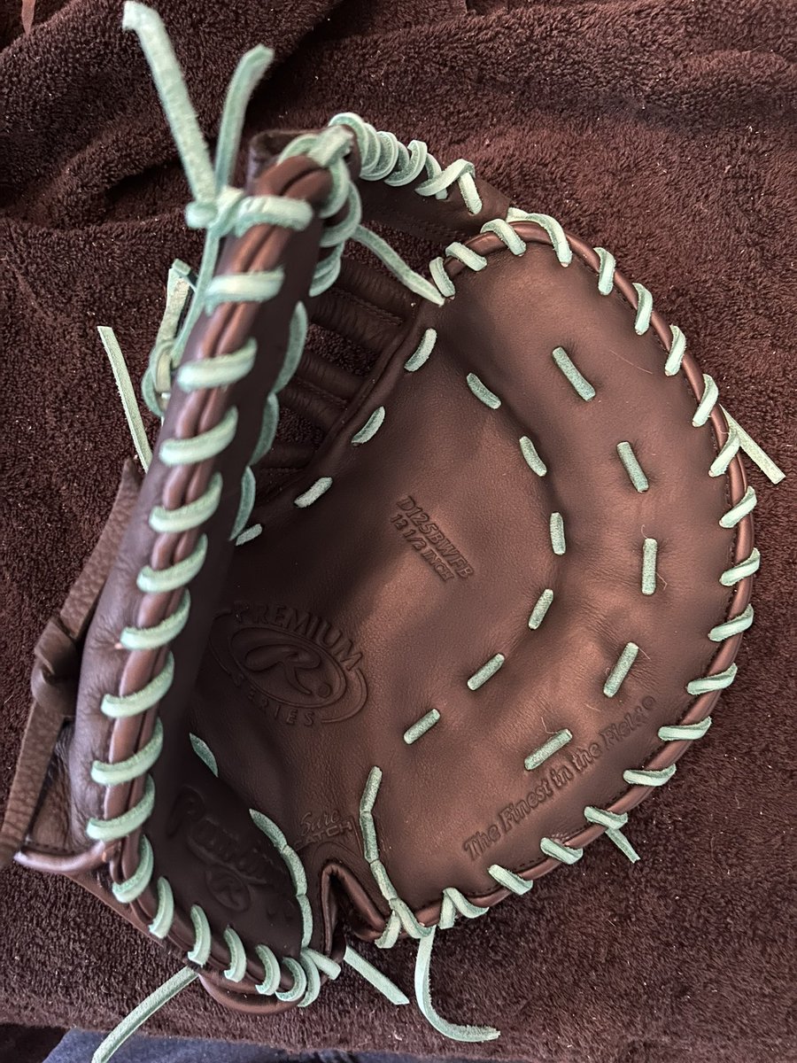 Reds_Relacing's tweet photo. Before and after of a fastpitch 1st baseman's mitt. https://t.co/hsSbQlfLBX