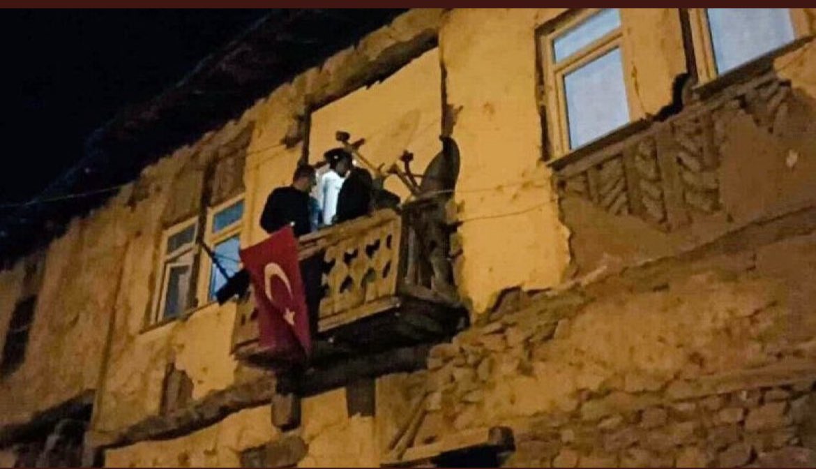 Kadim adaletsizliğin fotoğrafıdır bu kare. Anaların ciğeri yanmış, türküler yakılmıştır… Zenginimiz bedel verir, askerimiz fakirdendir…