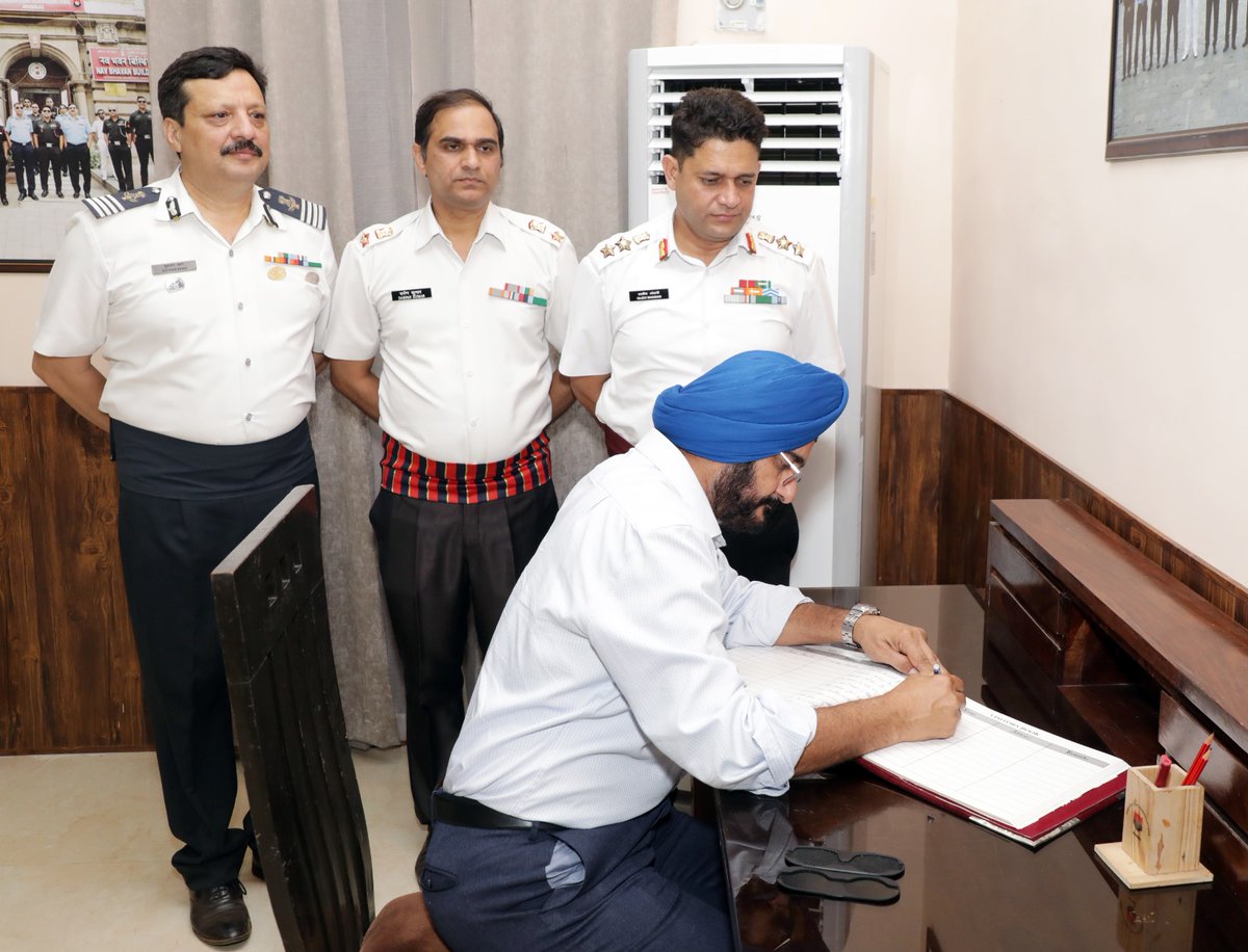 DefPROMumbai's tweet image. #EmbHQMumbai, the oldest Embarkation HQ, marked its 108th Raising Day on 22 Dec. The proud legacy of Emb HQ continues to inspire its men &amp;amp; women to excel in their primary role of handling #Defence cargo at the JNPT,  Mumbai port &amp;amp; airport.
#PowerBehindthePunch
#LegacyCelebration