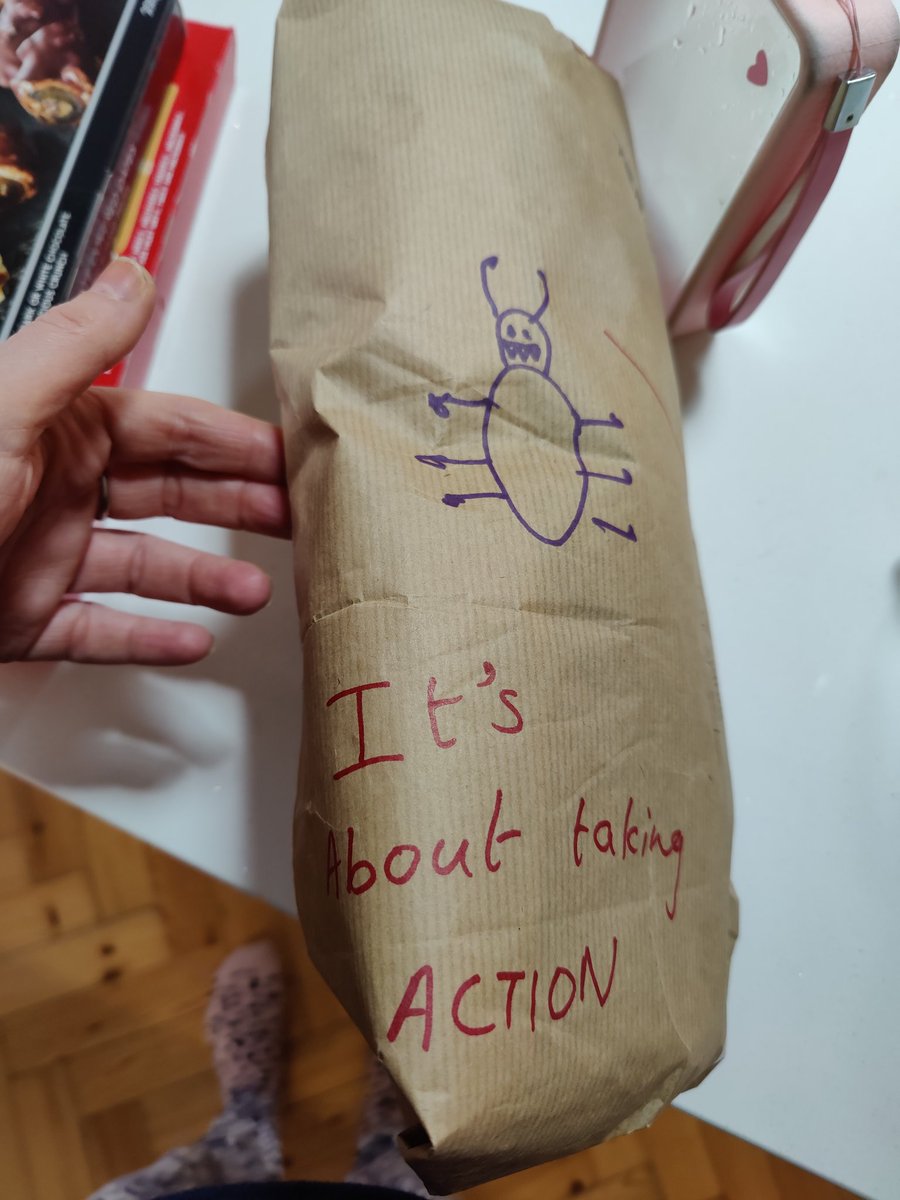 When your mum facilitates @climate_fresk at work, you may occasionally get your gifts wrapped in paper leftover from the workshops 😂 #reuse #sustainability #climatechange