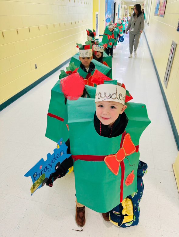 OquenockWI's tweet photo. Our Pre-k was dismissed to their families as “THE BEST GIFT EVER!” 🎁🎁🎁🎁🎁🎁
@AmandaHarvey04 @RomanelliPaul @mrs_pre #WIProud https://t.co/8K4VhaZsUZ