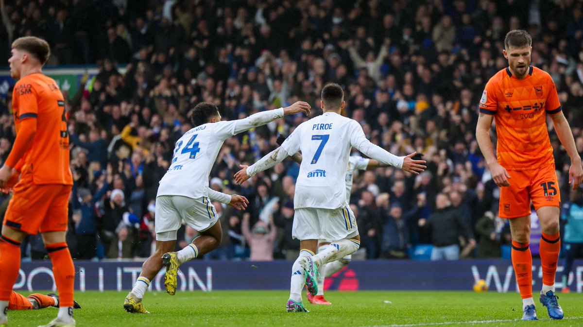 LufcMonterey's tweet photo. Oh, to be in the South Stand on a misty December afternoon….
#christmaswishes #lufc #MOT https://t.co/qB5FCcGIKb