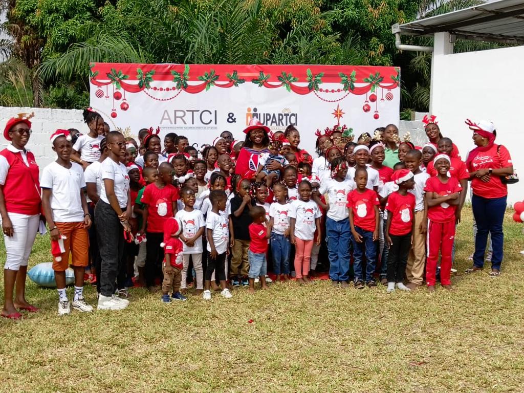 AboukamNet's tweet image. #ARTCI |  Madame le Directeur Général de l&apos; @artcitic , @namahoutoure communie avec les enfants du personnel de l’ARTCI ce samedi 23 décembre 2023 dans les jardins d’abatta un cadre féérique. C’est la magie de l’arbre de Noël
#CIV #ARTCI #NOEIL2023 #NamahouaTouré