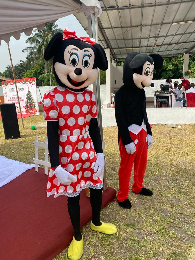 AboukamNet's tweet image. #ARTCI |  Madame le Directeur Général de l&apos; @artcitic , @namahoutoure communie avec les enfants du personnel de l’ARTCI ce samedi 23 décembre 2023 dans les jardins d’abatta un cadre féérique. C’est la magie de l’arbre de Noël
#CIV #ARTCI #NOEIL2023 #NamahouaTouré