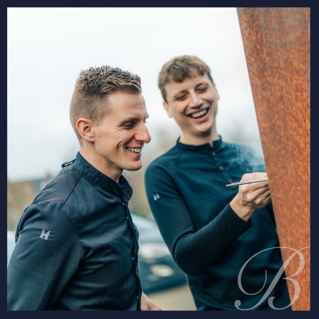 🥂 DOEN WAAR WE GOED IN ZIJN // We kunnen niet wachten om jullie te laten genieten van ons kerstmenu tijdens de feestdagen. Het menu is zorgvuldig samengesteld door de chef-kok en zijn team, met als doel onze gasten, te verrassen met heerlijke gerechten 🌱❤️ Fijne feestdagen!
