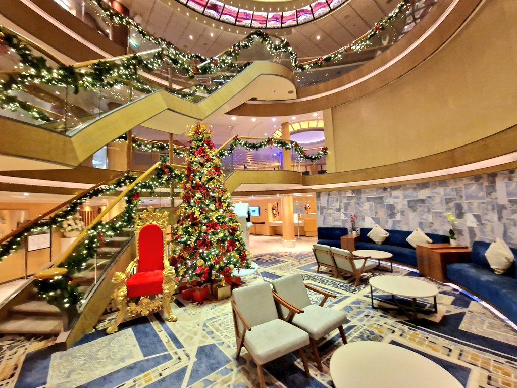 P&amp;O Arcadia's atrium looking wonderfully festive during our cruise earlier this month 🚢🎄

#pandocruises #arcadia #festive #atrium