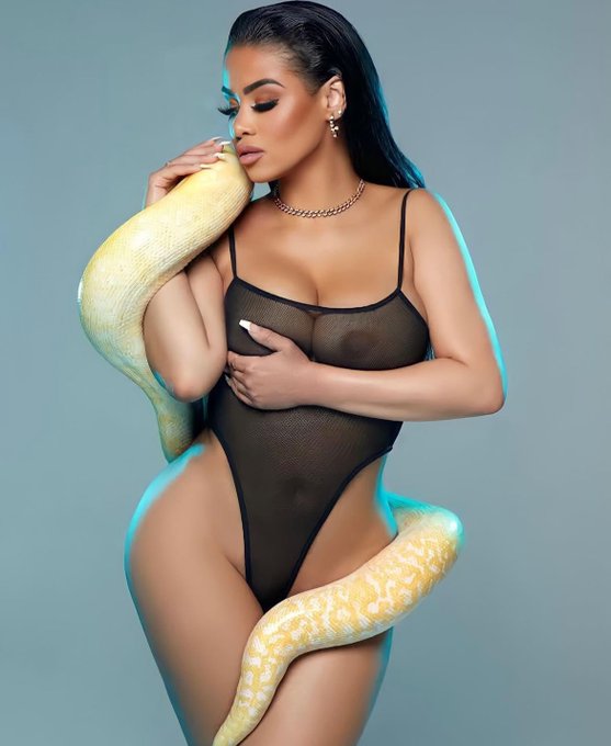 Wrapped around me🐍 https://t.co/qsUFgDehlm