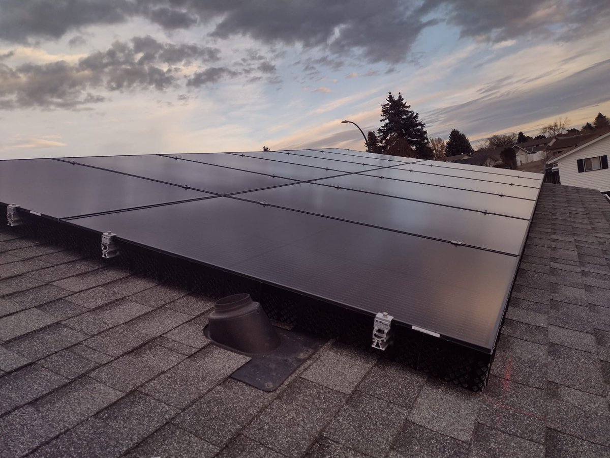 EmpowerEnergyAB's tweet image. The warmer weather has kept our teams busy! 

This 4.68 kW system was recently installed in Medicine Hat.

Take advantage of current incentives while you can: empowerenergysolar.ca/quote-request/

#QualitySolar #GreenerHomesGrant #InterestFreeLoan