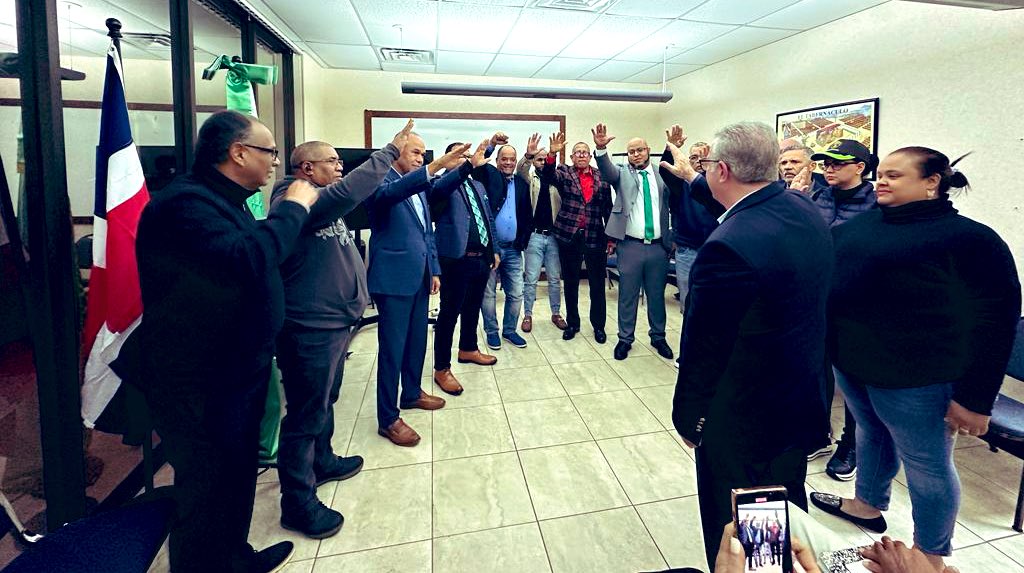 Agradecido del Gran Encuentro sostenido con <a href="/LuisToralC/">Luis Toral</a> La Vicesecretaria SAE OCLEE ORLANDO y todo su equipo fue JURAMENTADA, Saludos Especiales José Mañana, Daniel Méndez, Yenisse Henríquez, Ing. Julio Bonilla, Gehisa Núñez, José Luis Torres, María Soto y a todos mil gracias.