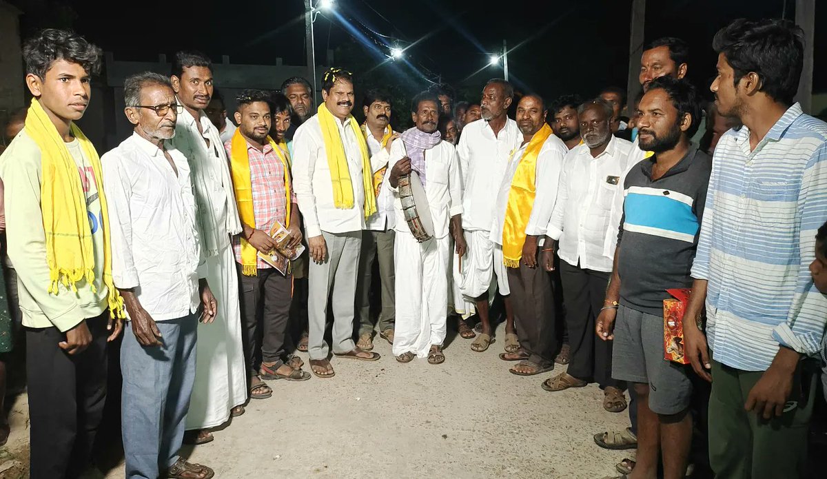 iTDPYpalem's tweet photo. *# తేదీ : 23-12-2023*

*భవిష్యత్తుకు గ్యారెంటీ మరియు ప్రజా వేదిక ��ార్యక్రమంలో పాల్గొన్న టిడిపి ఇన్-చార్జ్ శ్రీ గూడూరి ఎరిక్షన్ బాబు గారు*

పెద్దారవీడు మండలం *ప్రగళ్ళపాడు చెంచుగూడెం, బద్వీడు, కొత్తూరు గ్రామాల్లో భవిష్యత్తుకు గ్యారెంటీ - ఇది బాబు గ్యారెంటీ* కార్యక్రమంలో .* https://t.co/RZAWo2l7j2