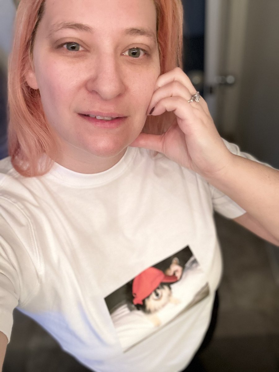 No makeup 💄 aaaaand look at this little adorable fur baby I have on my shirt 🥹🥰💕🐶💓 perfect for me since I’m a dog 🐶 groomer 😅 @BTS7_twt_KTH thank you for these shirts , your pup 🐶 is so adorable as always ! 🐶💕✨✨