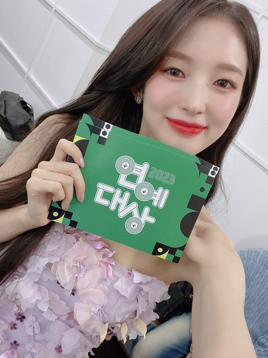 8_OHMYGIRL's tweet photo. [#OhTimes] 231223 KBS 연예대상 📸

KBS 연예대상 시상자로 함께한 아린이❤ 연말에도 아린이와 만날 수 있어서 행복한 하루였답니다🥰

#오마이걸 #OHMYGIRL #OMG #아린 https://t.co/0FE3PZEwce