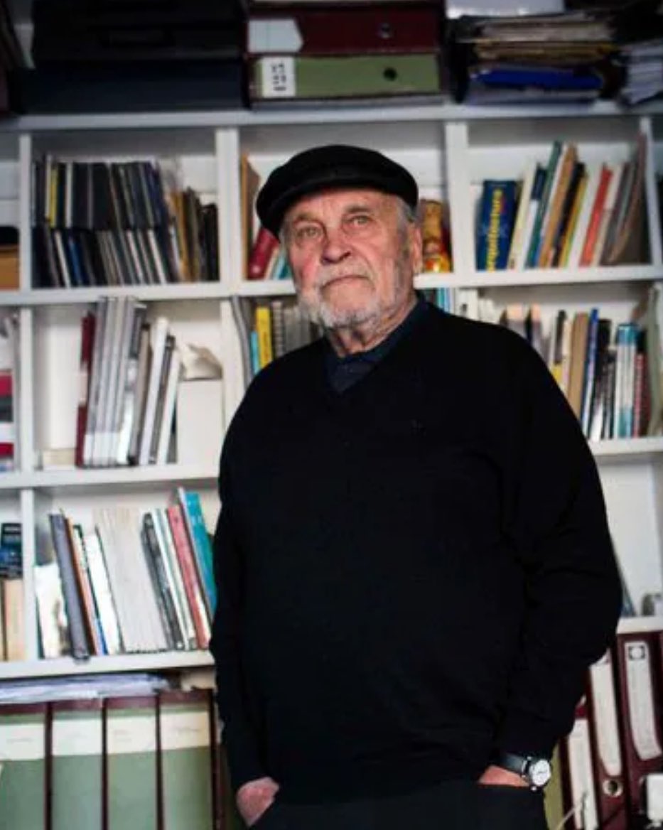 Ha muerto un gran hombre, Victor Gubbins, arquitecto, premio nacional de arquitectura, una gran persona, noble, generoso y talentoso. Tuve la suerte de trabajar con el en la Comisión Bicentenario donde nos ayudó a soñar un Chile mejor. Abrazos al cielo 💜