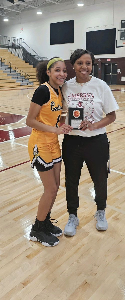 LouCentral_GBB's tweet photo. LADY JACKETS 10-2 before X-Mas break.
 
              Tournament Stats
#12 @DestinyJones012 (MVP)24 ppg, 12 reb, 4 stl
#1 @nylaiacarter (All tournament team) 12ppg, 5 dimes, 5 stls
#10  Diamond Roach made key plays and big shots.   11 ppg, 3 dimes, 2 steals (7/14 from 3) https://t.co/F3phfjFTYb