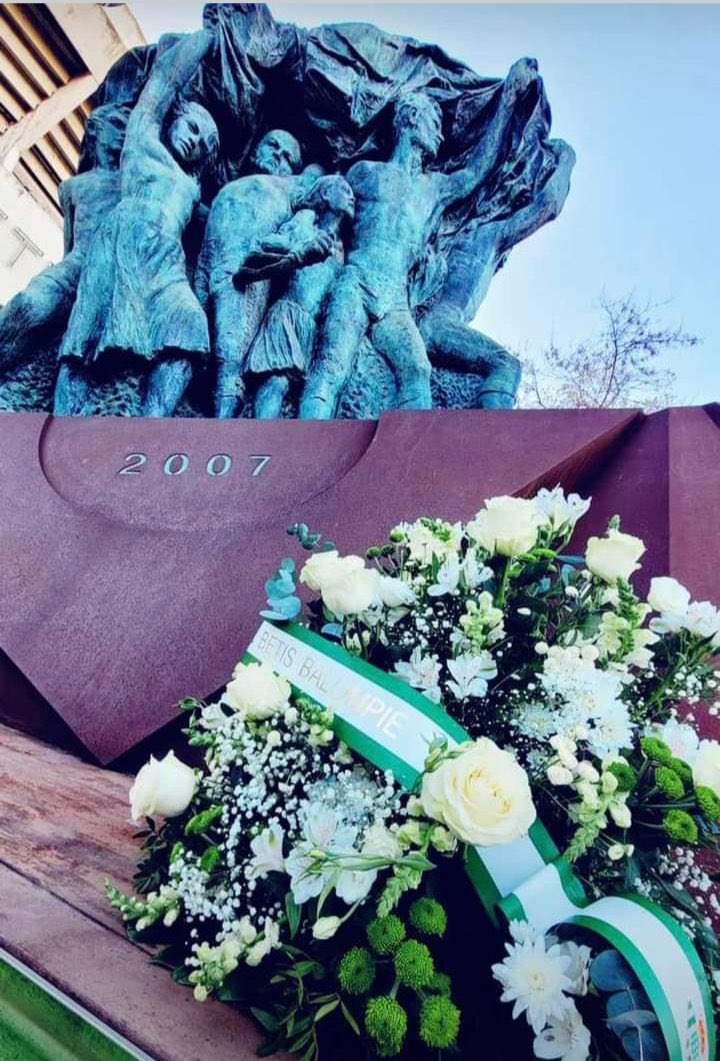 pbtriana41010's tweet photo. Hoy tocaba brindar por nuestra amistad y no llorar tu muerte. No nos acabamos de creer esto que te ha pasado. La vida ha sido injusta contigo, Pablo.
La muerte no es el final. Que Dios y su bendita madre te tengan en su Gloria. 
Besos al cielo, hermano. https://t.co/bZYCVzx3SS