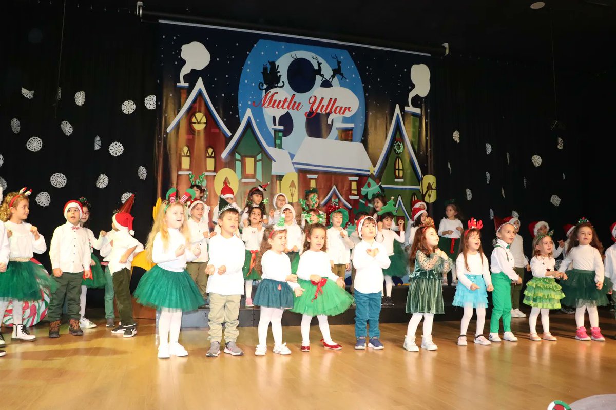 Yeni yılı sımsıcak bir hikaye içinde şarkılar, masallar ve düşlerle karşıladık. “Kış Masalı” içindeki Taş Çorbası masalı ile yeni yıla umut, mutluluk ve bereket ektik. Herkese şimdiden İyi Seneler 🎄✨️