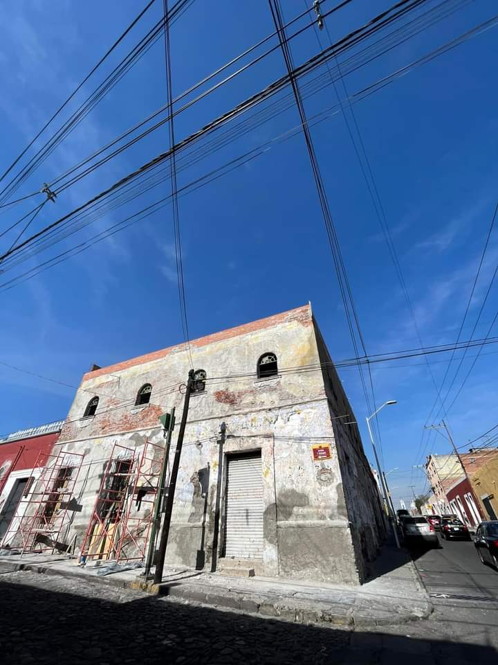 Ayer comenzaron los trabajos de Mejora de Imagen Urbana por medio de la aplicación de pintura en fachadas de la Av 7 Ote por la Gerencia del Centro Histórico. Donde <a href="/CasaAnalco/">Casa Analco FABUAP</a> fue seleccionada para formar parte de los inmuebles a pintar.  Estaremos atentos y seguimos trabajando.